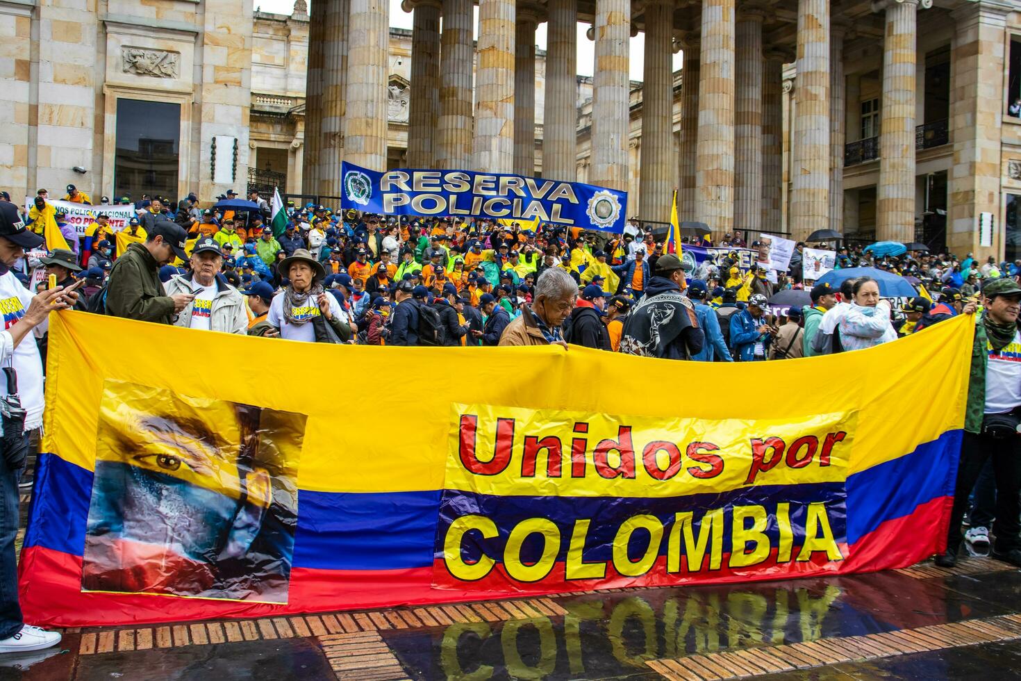 Bogota, colombia, 19 juli 2023. fredlig protest av de medlemmar av de aktiva boka av de militär och polis krafter i bogota colombia mot de regering av gustavo petro foto