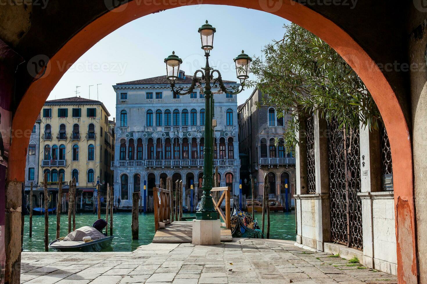 skön traditionell gondol på Venedig kanaler foto