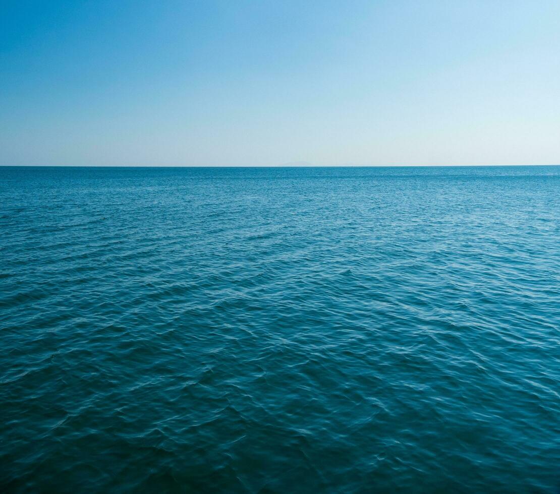 se blå hav blå bakgrund se lugna landskap synpunkt sommar natur tropisk hav skön hav vatten bangsaen strand öst thailand chonburi exotisk horisont. foto