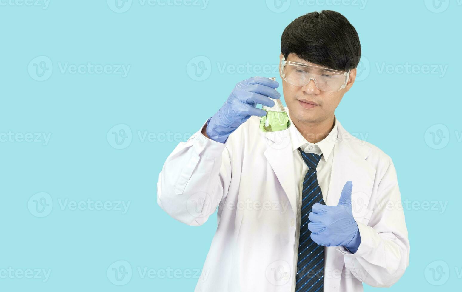 asiatisk man studerande forskare i reagens blandning laboratorium i en vetenskap forskning laboratorium med testa rör av olika storlekar. på de golv i laboratorium kemi labb blå bakgrund. foto