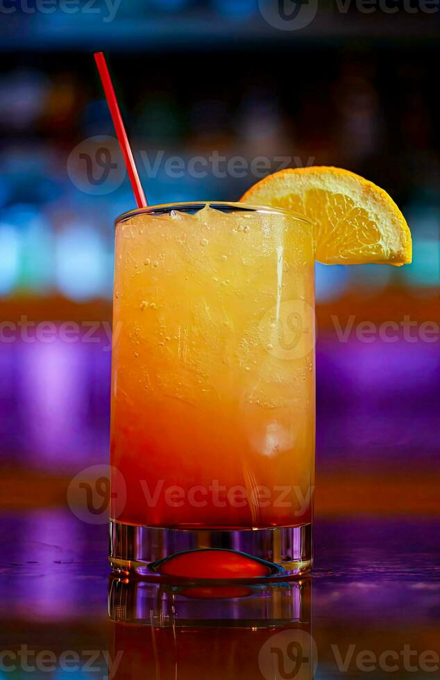 dryck, sex på de strand cocktail, mai tai, pina colada, sidvagn, skruvmejsel cocktail, tequila soluppgång, moskva mula mimosor. där är ett orange skala på de kant av de glas, placerad på de bar foto