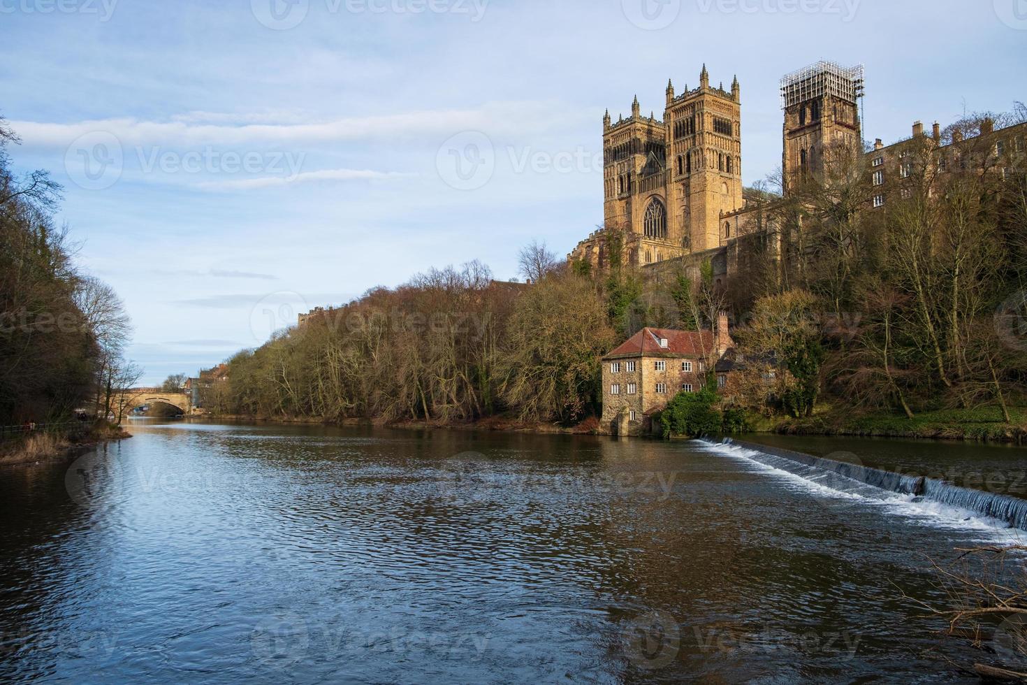 durham castle, cathedral och framwellgate bridge over river wear, uk foto