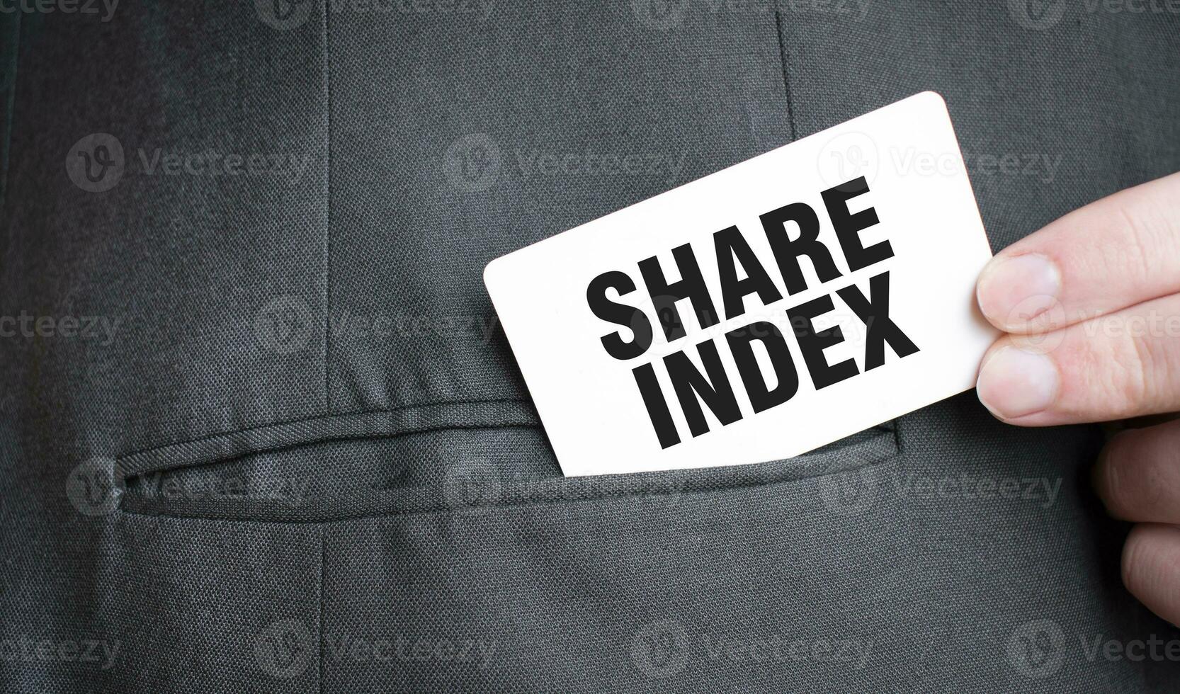 kort med dela med sig index text i ficka av affärsman kostym. investering och beslut företag begrepp. foto