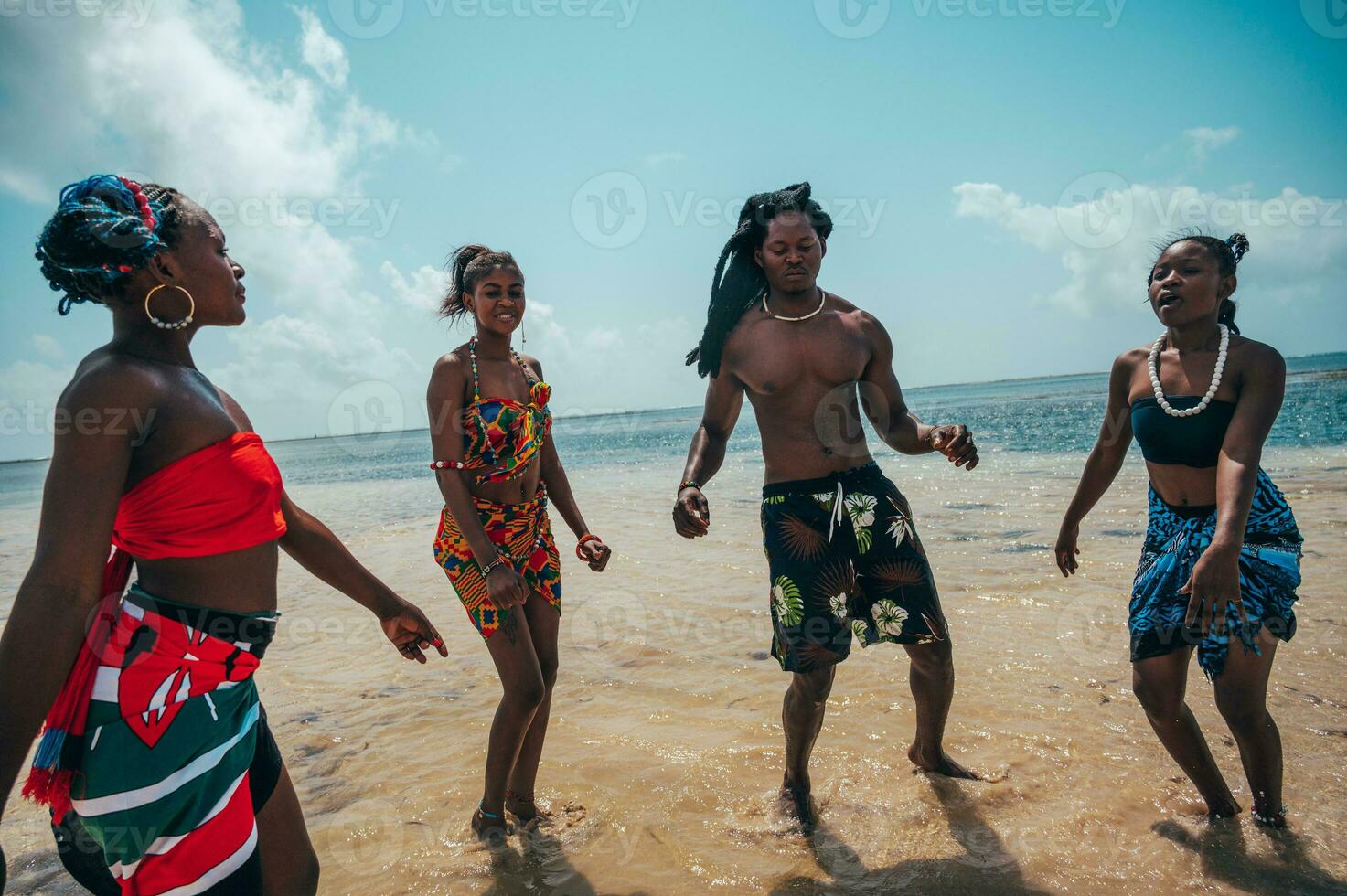 kenyan människor dansa på de strand med typisk lokal- kläder foto