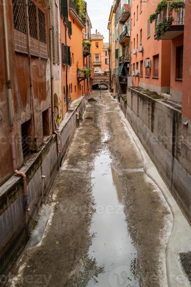 en kanal utan vatten i bologna foto