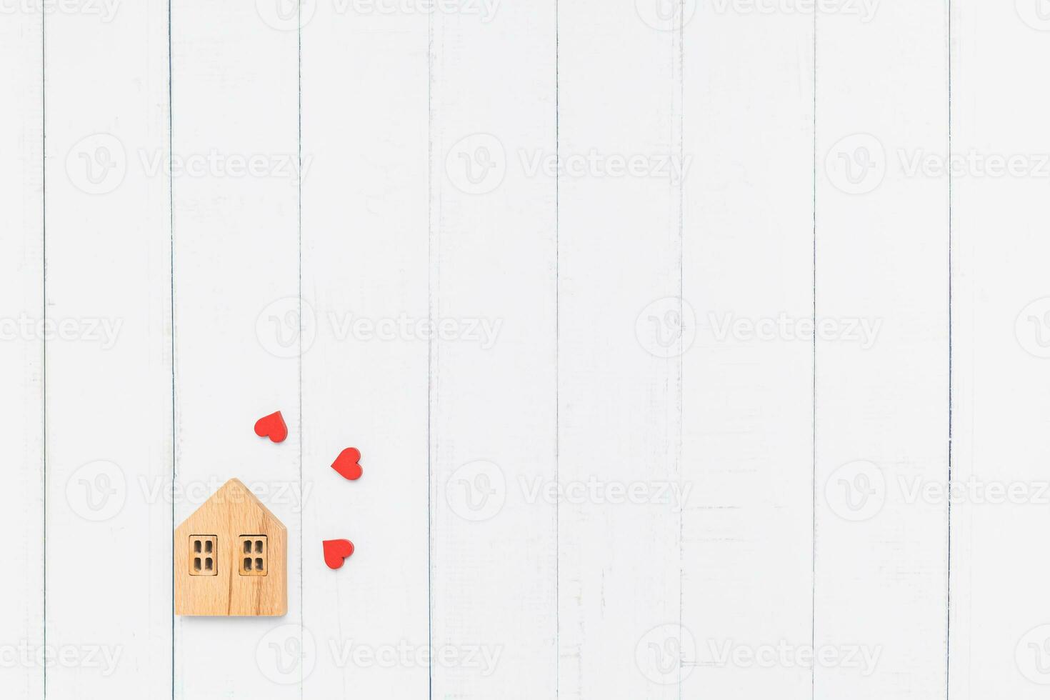 platt lägga av de trä- hus modell med röd hjärta foto