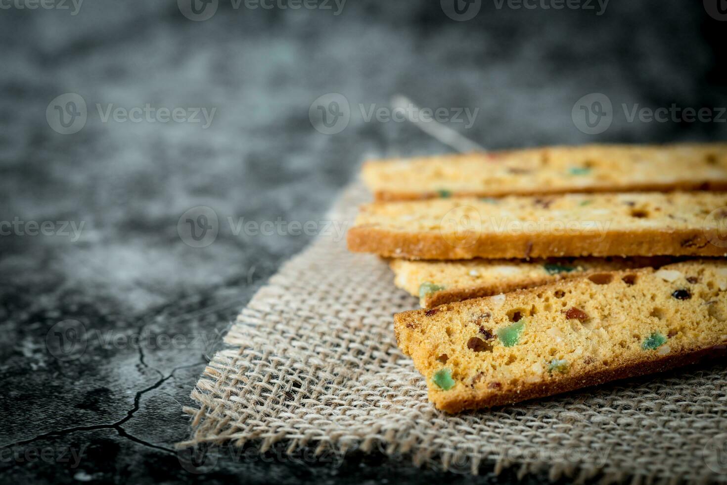 hemlagad utsökt biscotti på mörk bakgrund foto