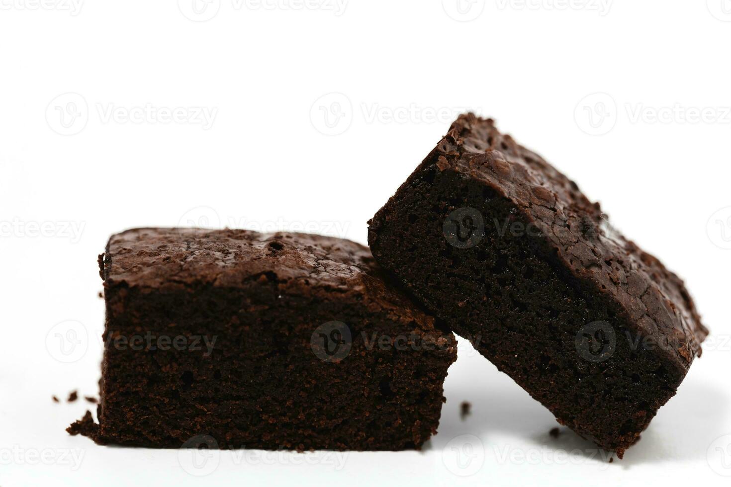 utsökt brownies kaka på vit bakgrund foto