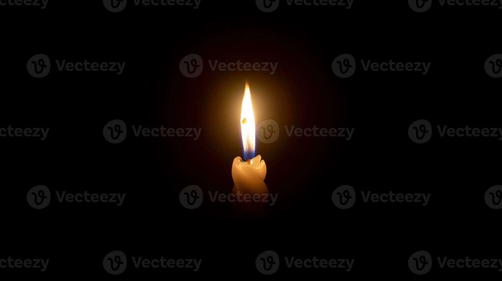 en enda brinnande ljus flamma eller ljus lysande på en vit spiral ljus på svart eller mörk bakgrund på tabell i kyrka för jul, begravning eller minnesmärke service med kopia Plats. foto