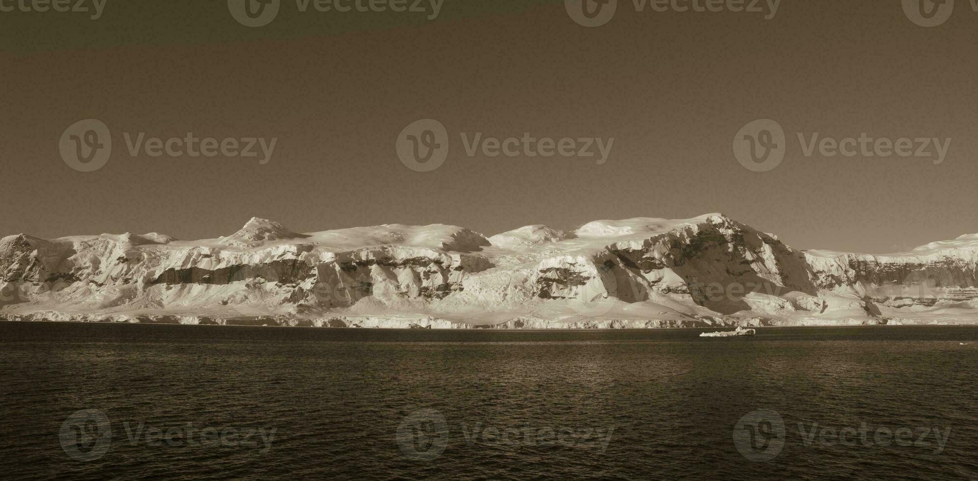 hav och bergen landskap i antarctica foto
