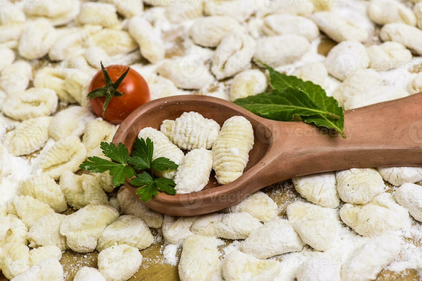 hemlagad Gnocchi, beredd på de tabell med Ingredienser. foto