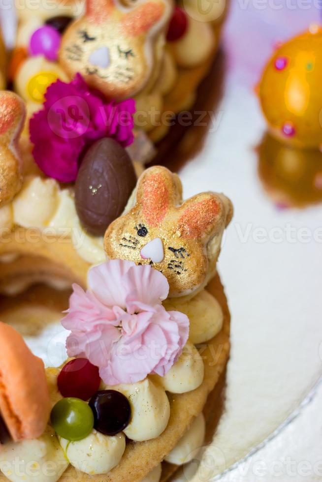 detaljer av en påskkaka - vaniljkaka dekorerad med makron och blommor foto