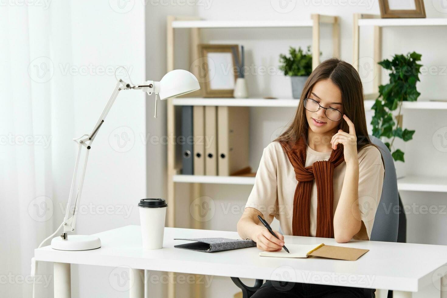 tonåring förberedelse skrivbord tabell skol anteckningsbok flicka utbildning examen studerande foto