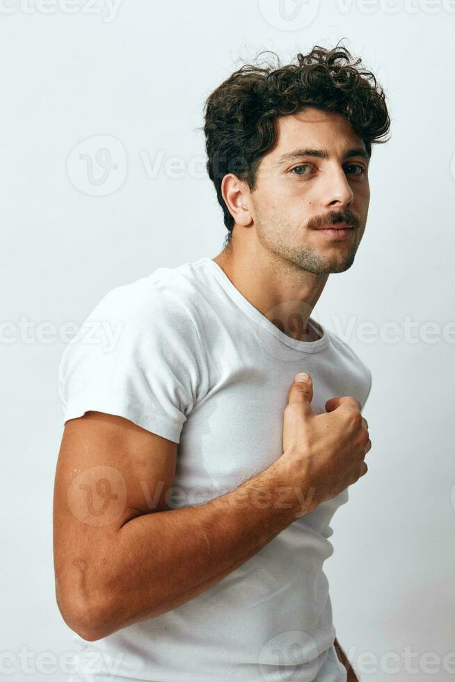 vit man isolerat bakgrund porträtt attraktiv livsstil mode känsla hipster leende latinamerikan kille t-shirt foto