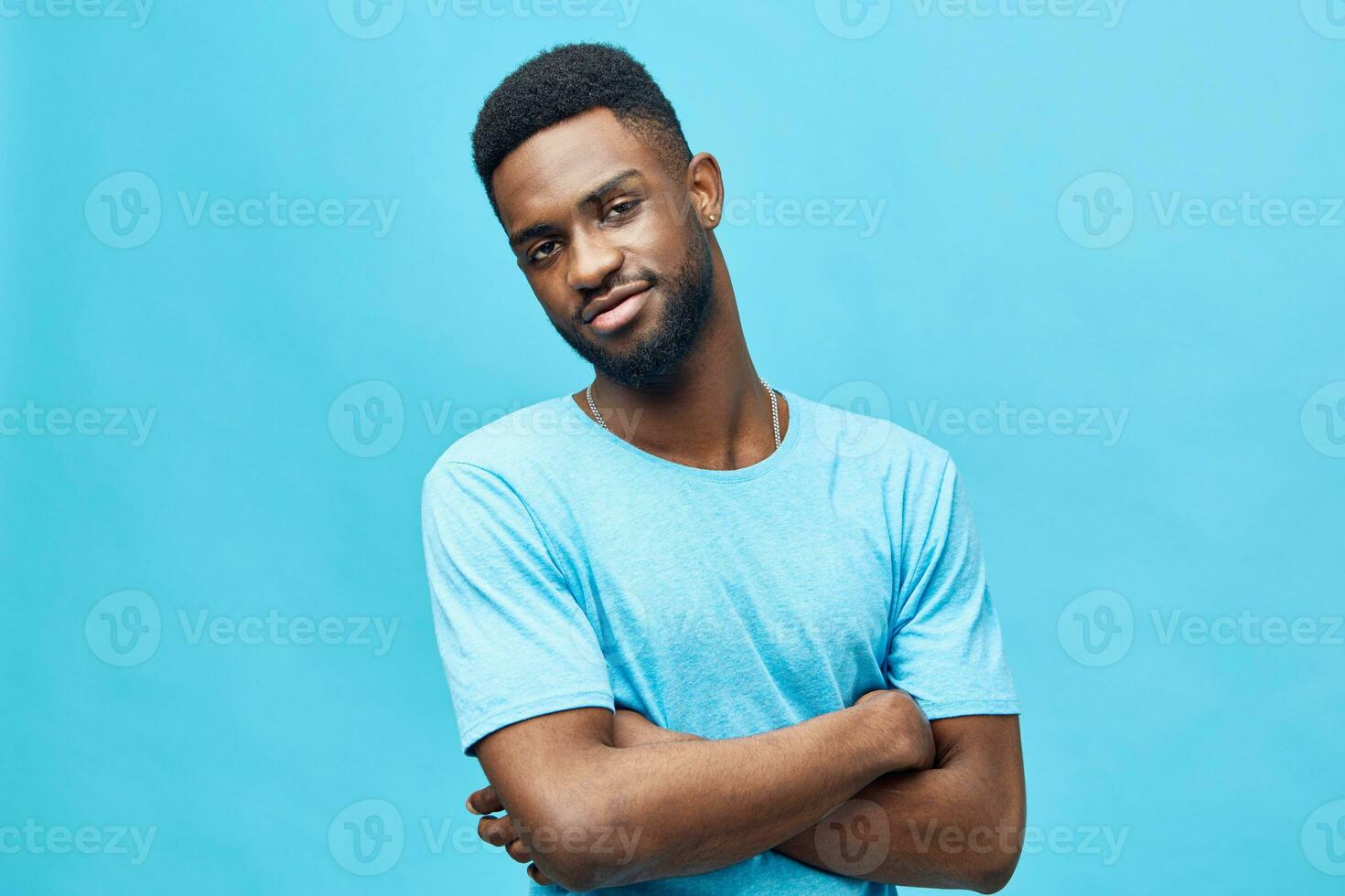 glädje man svart självsäker amerikan mode kille leende bakgrund porträtt blå afrikansk uttryck foto