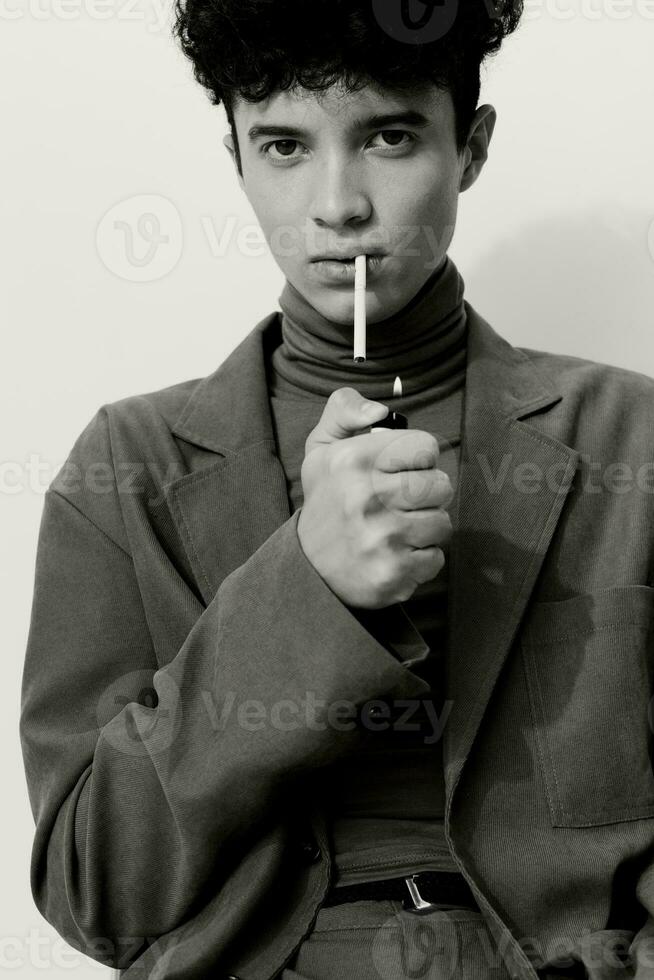 man svart Sammanträde porträtt ljus studerande rökning omtänksam kille huvud cigarett vit och hipster mode trendig foto