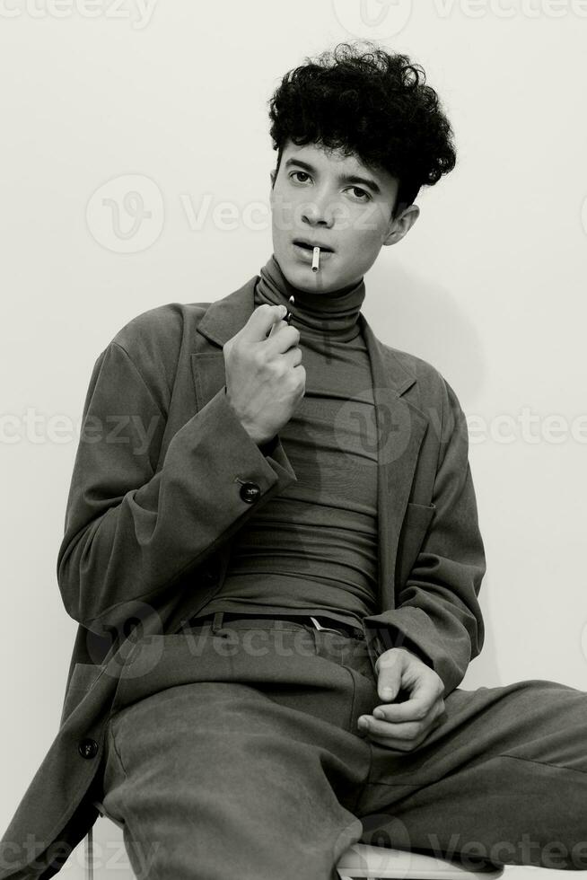 studerande man Sammanträde och svart vit cigarett omtänksam porträtt rökning hipster mode caucasian foto