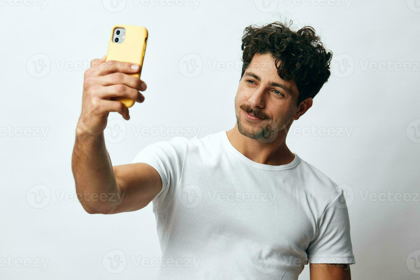 teknologi man meddelande telefon vit affärsman porträtt hipster uppkopplad t-shirt livsstil foto