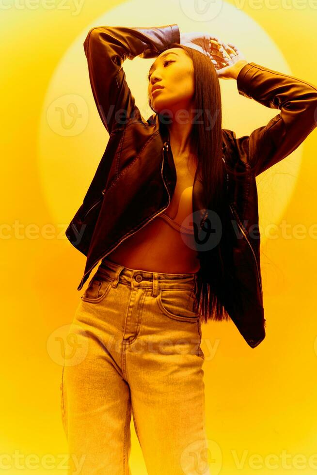 kvinna stil gul hipster modell trendig kropp färgrik asiatisk skönhet mode ljus svart foto