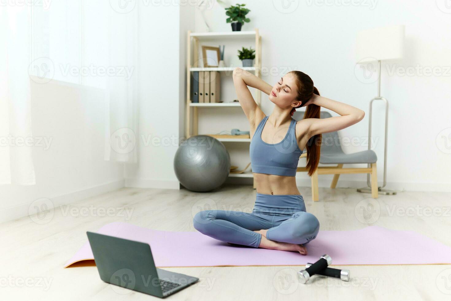 kvinna Träning yoga bärbar dator Hem hälsa lotus video matta livsstil pilates foto