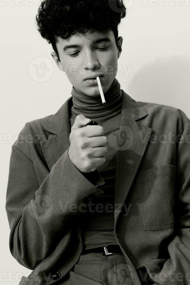 svart man attraktiv Plats hipster mode Sammanträde vit skön omtänksam stil studerande cigarett porträtt och rökning foto