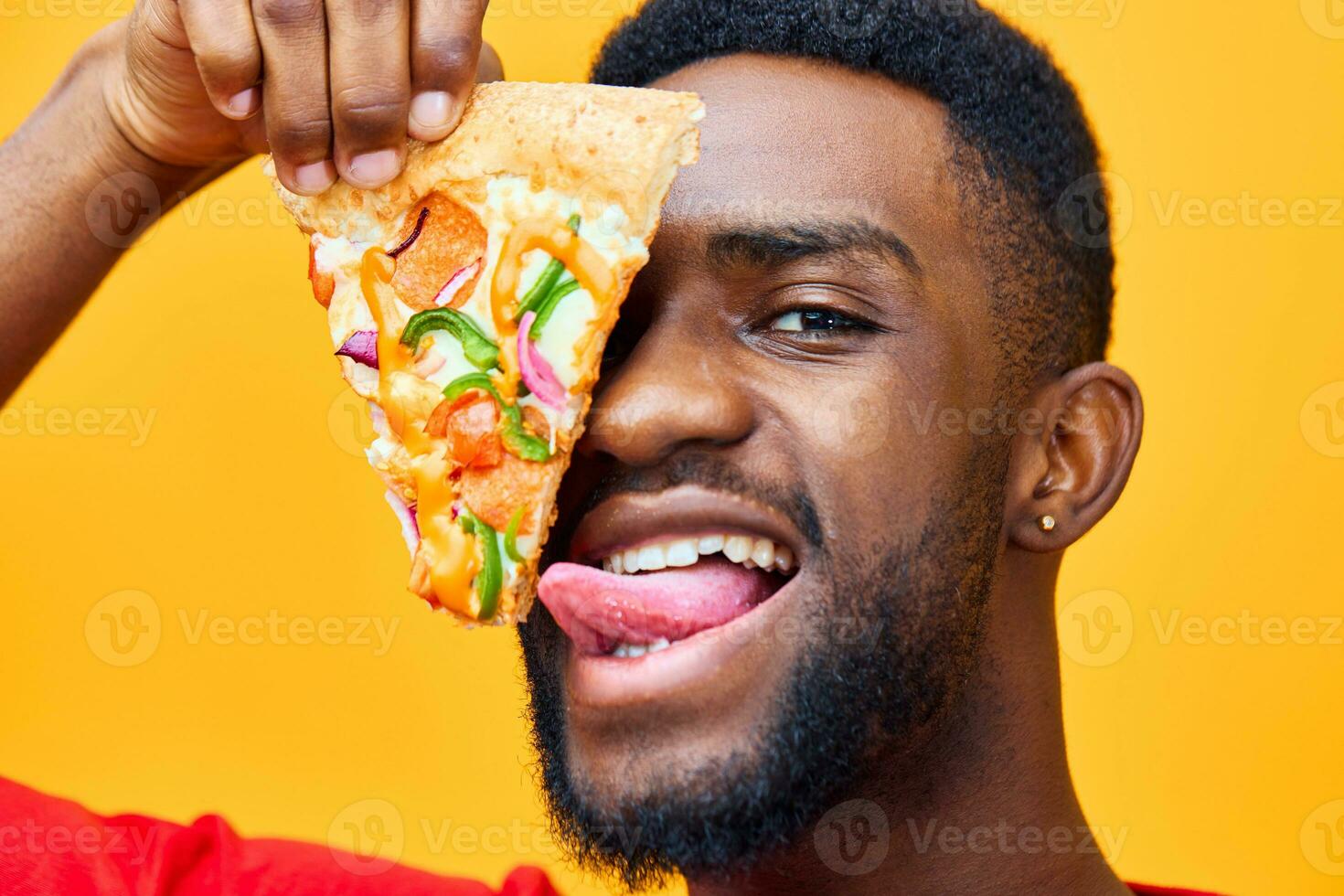 man svart leende bakgrund mat mat kille överätande Lycklig leverans afro pizza snabb foto