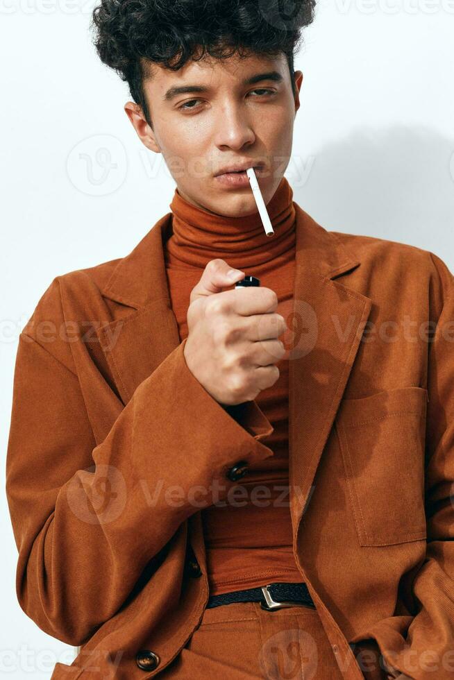 man Plats studerande porträtt omtänksam mode cigarett Sammanträde beige manlig modern rökning livsstil foto