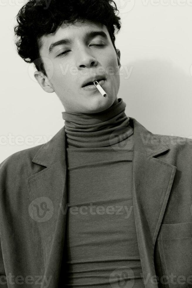 man känsla rökning skjorta studerande och stilig Sammanträde porträtt svart omtänksam huvud mode cigarett hipster vit foto