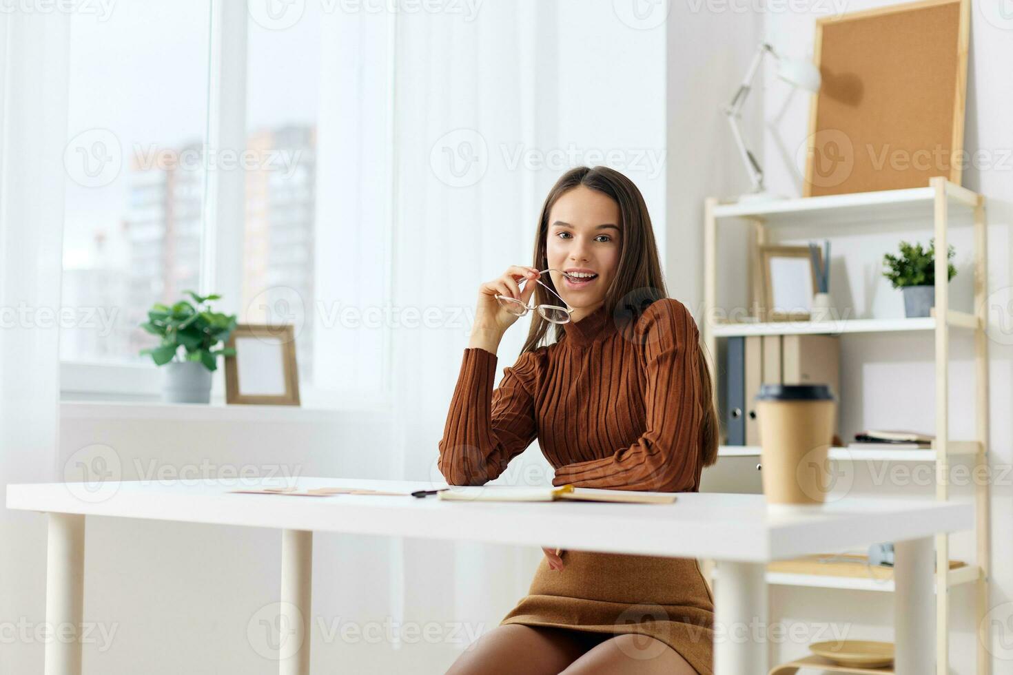 studerande skrivbord skol utbildning anteckningsbok examen förberedelse tabell flicka tonåring foto