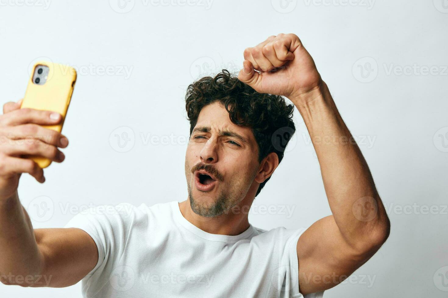 man teknologi vit vuxen t-shirt porträtt smartphone livsstil telefon hipster meddelande Ansökan uppkopplad foto