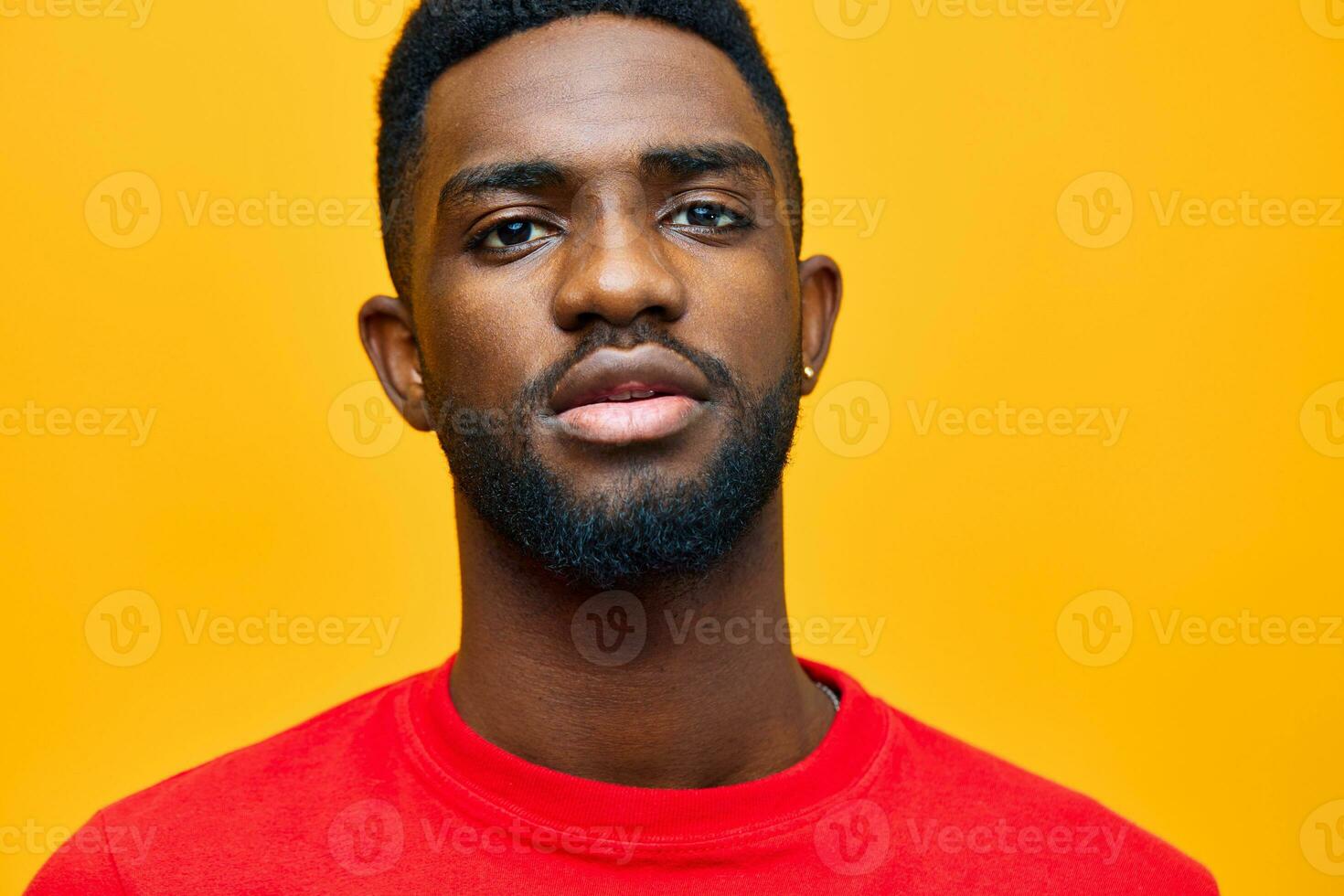 kille man orange röd mode svart huvud porträtt amerikan afrikansk bakgrund amerikan ung foto