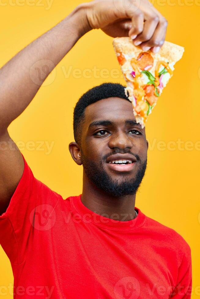 leverans man svart mat mat kille fetma Lycklig bakgrund leende rolig pizza snabb foto