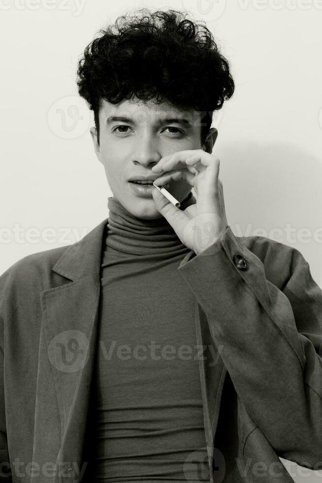 cigarett man och vit studerande mode rökning omtänksam Sammanträde svart porträtt uttryck hipster foto