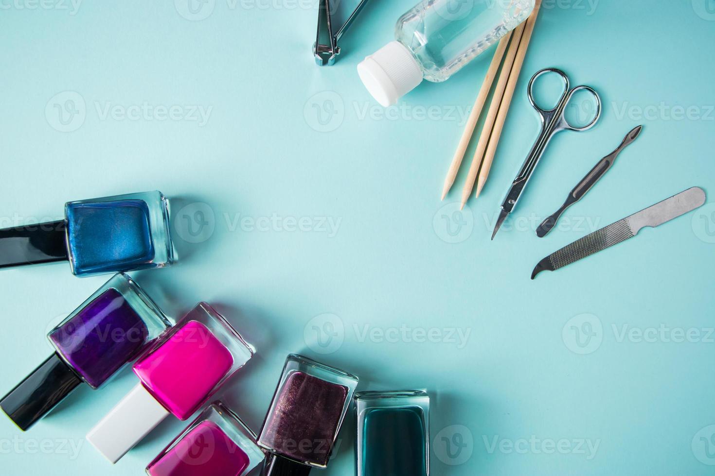 uppsättning verktyg för manikyr och nagelvård på blå bakgrund. spa hand procedur, plats för text. foto
