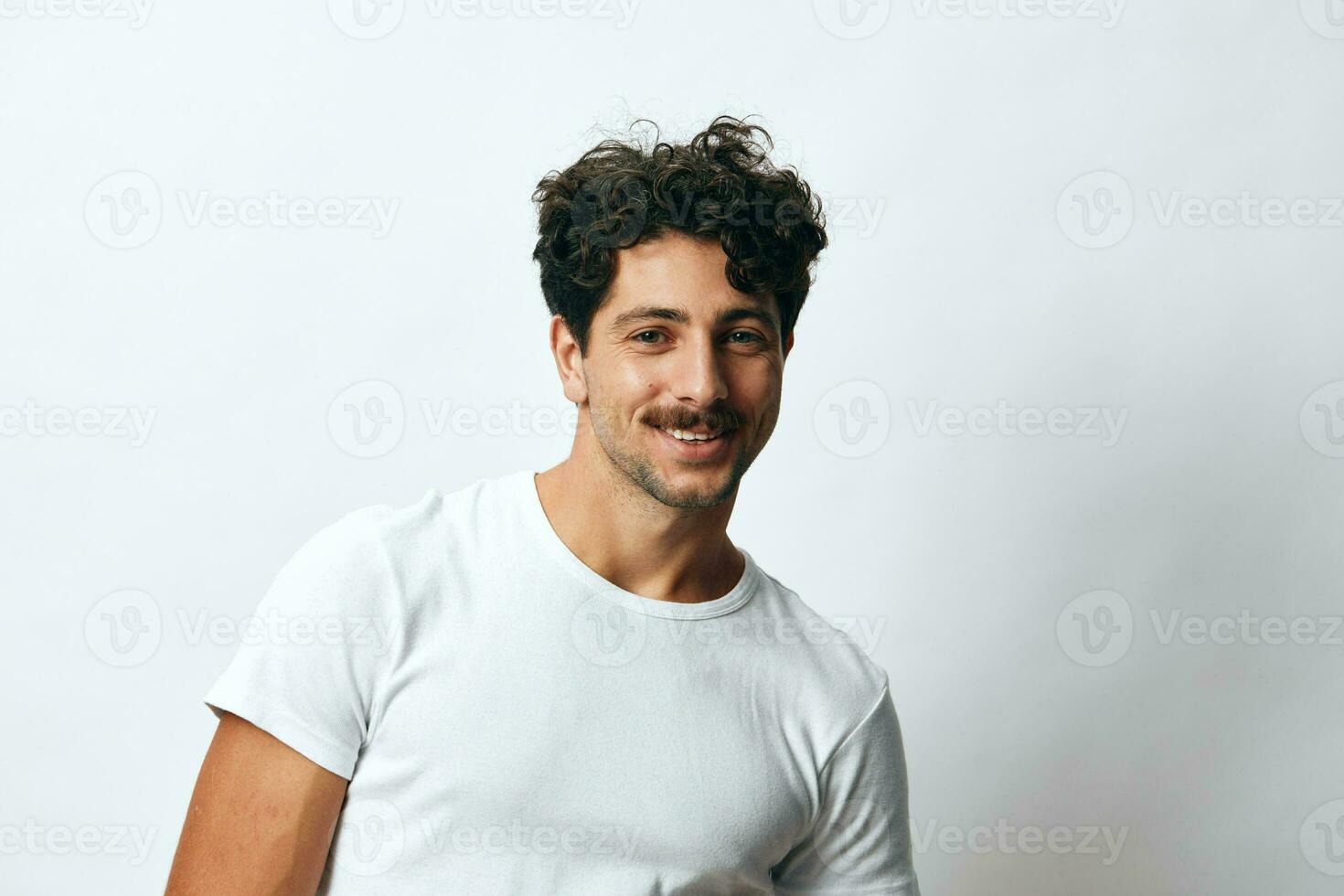 man livsstil vit isolerat aning porträtt leende manlig korsade t-shirt mode ett hipster bakgrund foto