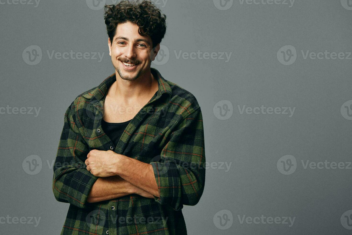 leende man copy mode gest trendig latinamerikan skjorta porträtt ansikte rutig stilig hipster ung foto