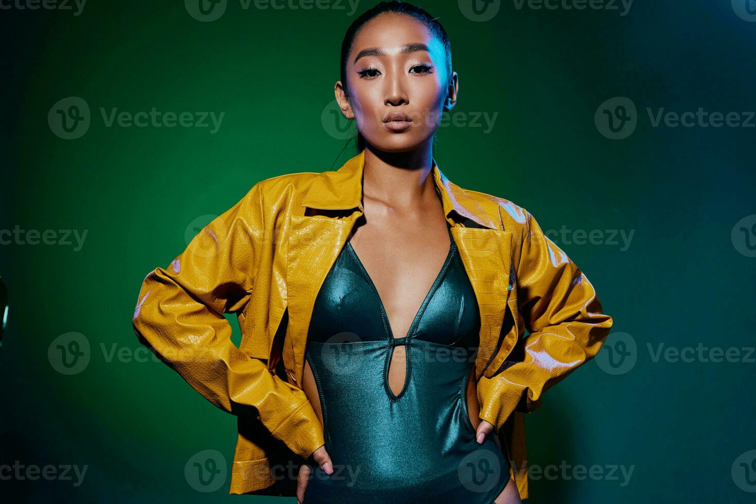 ansikte kvinna grön trendig disko mode ljus studio glans neon skönhet klubb gul färgrik foto