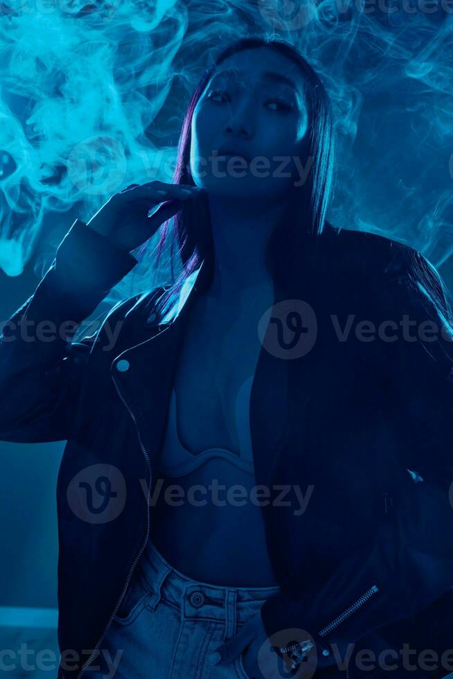 neon kvinna trendig blå lila porträtt skönhet färgrik ansikte begrepp konst attraktiv ljus foto
