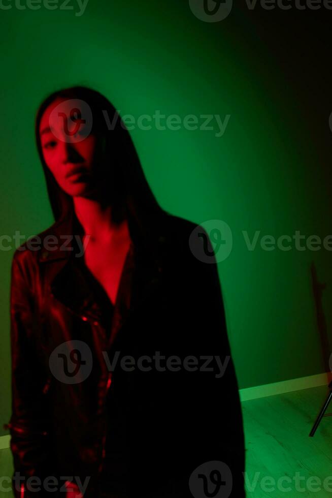 kvinna rök neon trendig porträtt begrepp foto