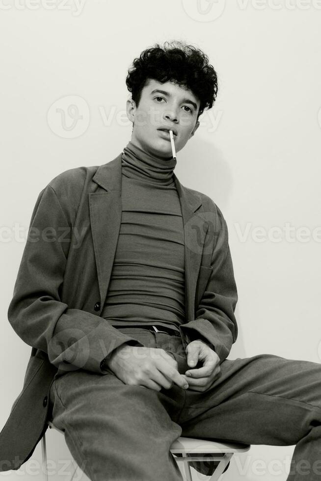 vit man omtänksam cigarett Sammanträde rökning och allvarlig studerande manlig hipster mode svart porträtt stil förtroende foto