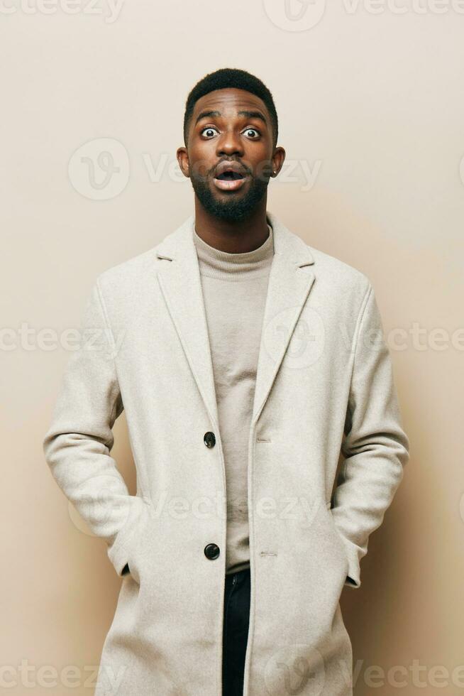 amerikan man beige bakgrund ung porträtt amerikan jacka kille svart afrikansk glad afrikansk foto