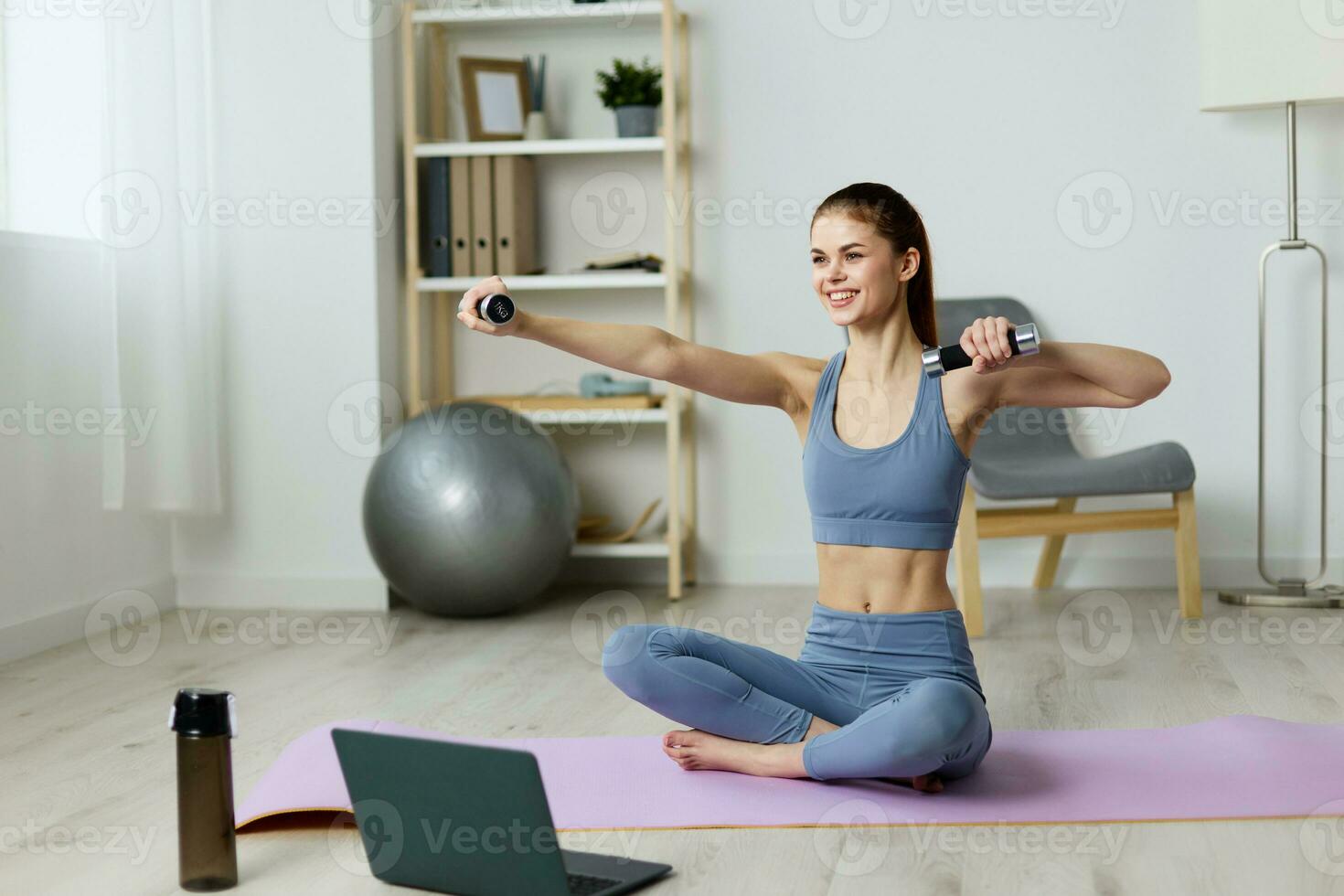 kvinna Träning video hälsa yoga grå livsstil Hem bärbar dator lotus matta foto