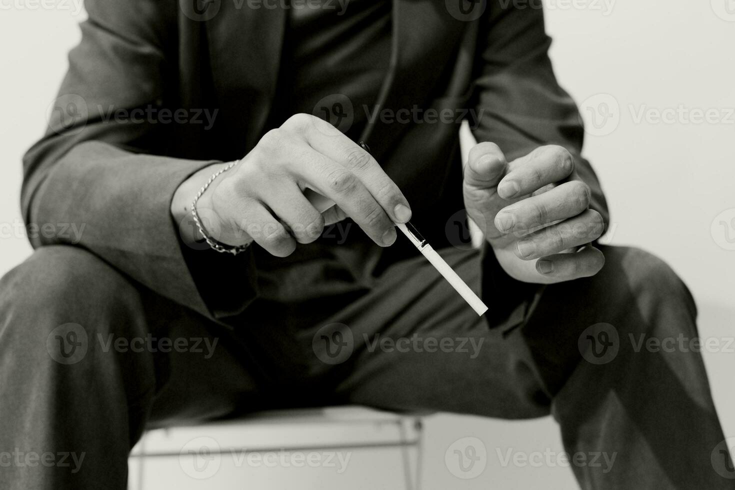 man mode svart hipster vit modern rökning trendig och Sammanträde cigarett studerande omtänksam porträtt foto