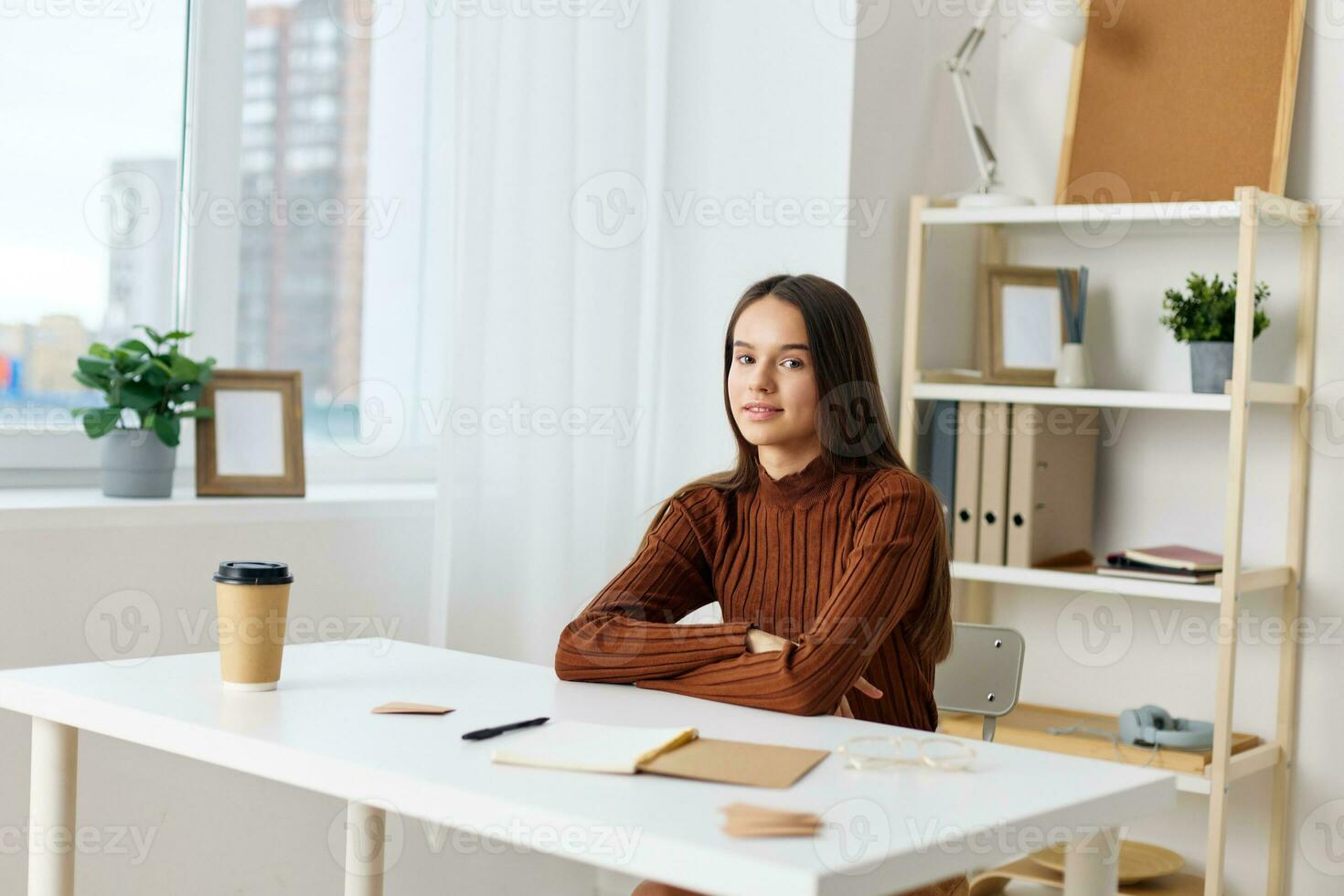 anteckningsbok studerande examen skrivbord flicka tonåring förberedelse skol tabell utbildning foto