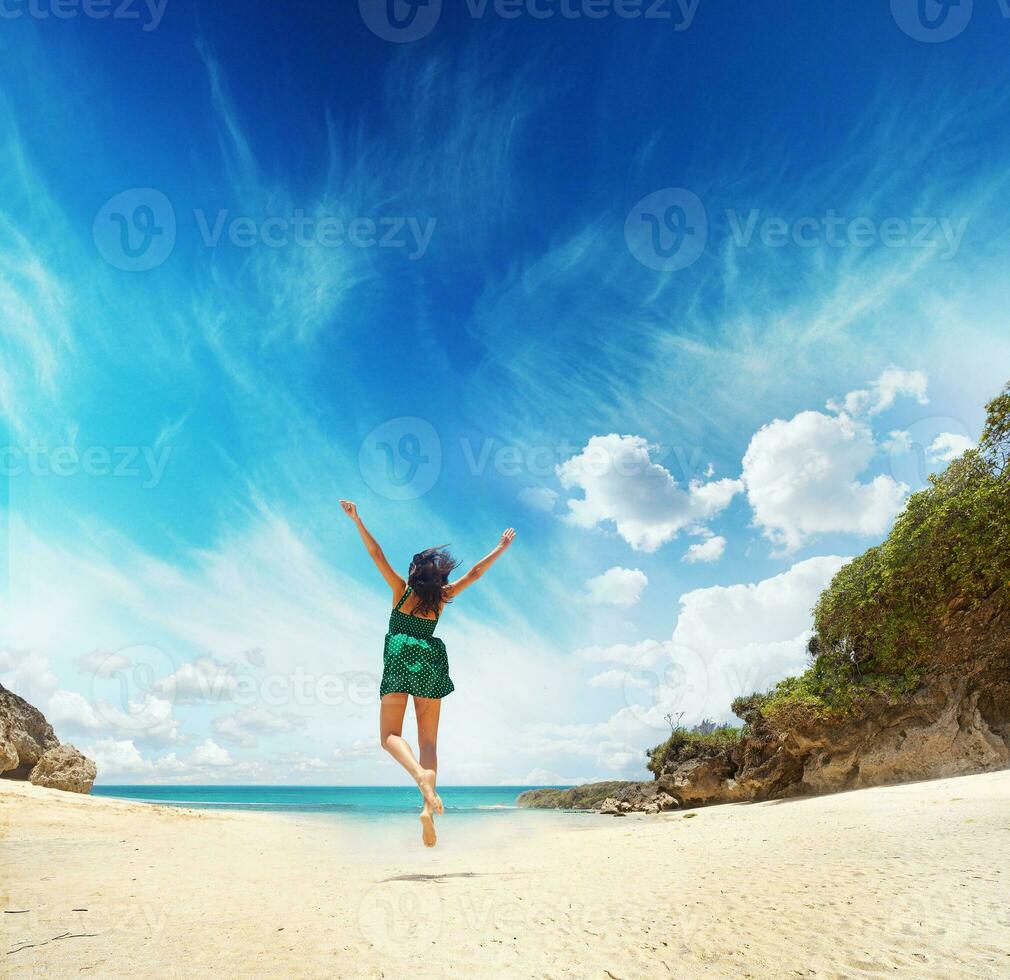 kvinna hoppar på stranden foto