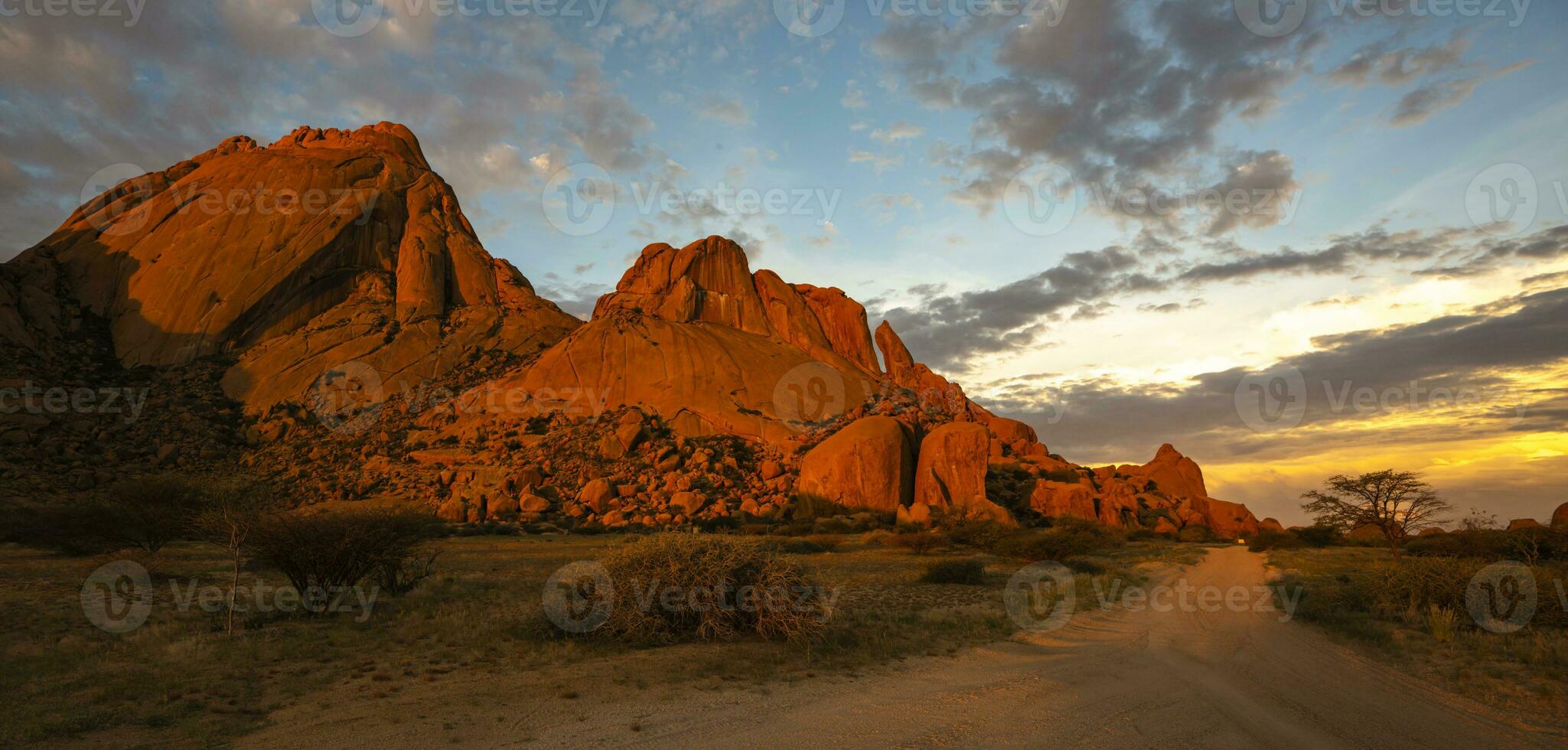 Spitzkoppe granit stenar glöd röd på solnedgång foto