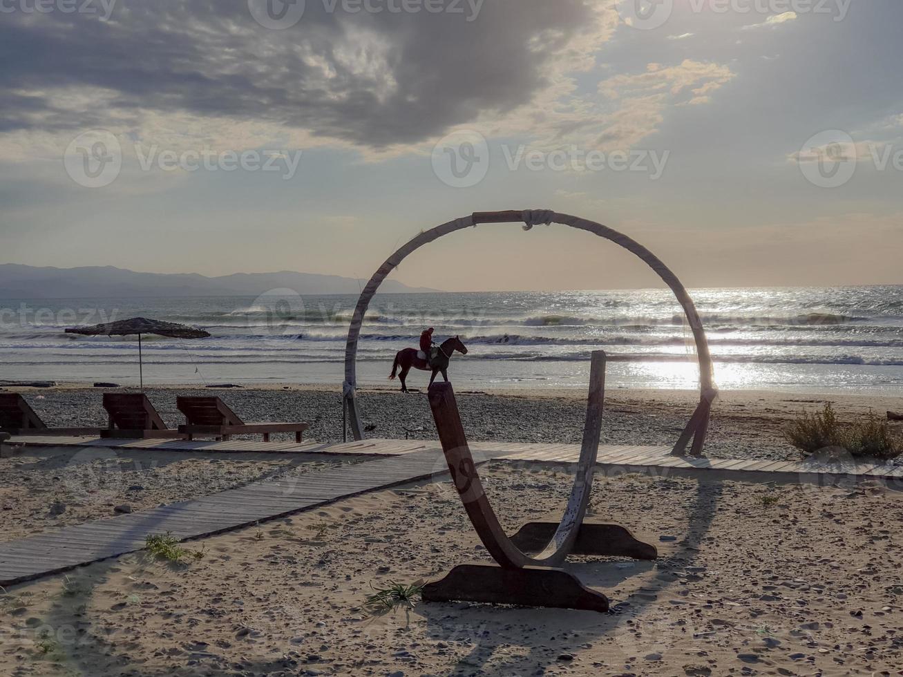 häst på stranden av Ayia Eirini i Cypern foto