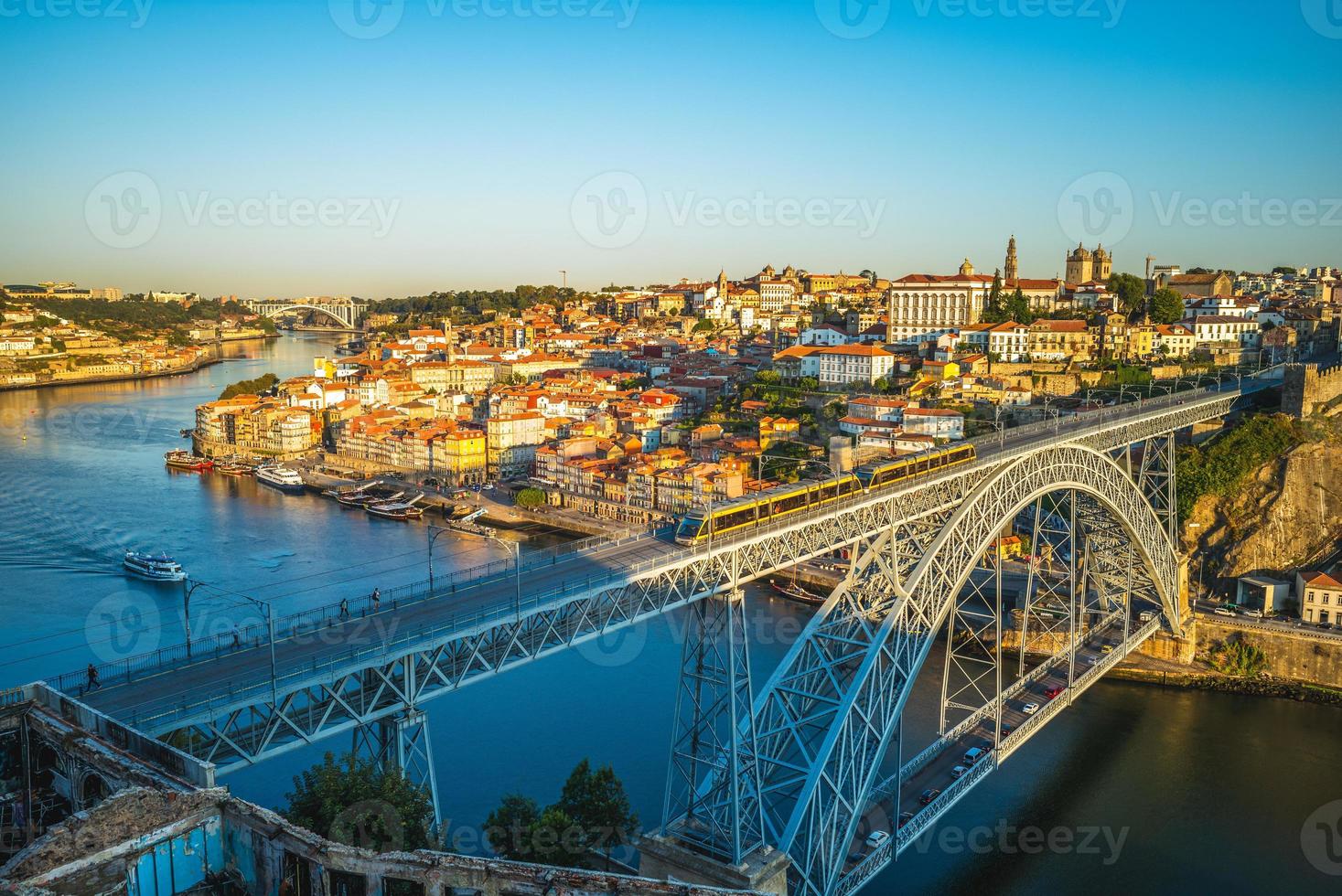 stadsbilden av porto i portugal med luiz i bron foto