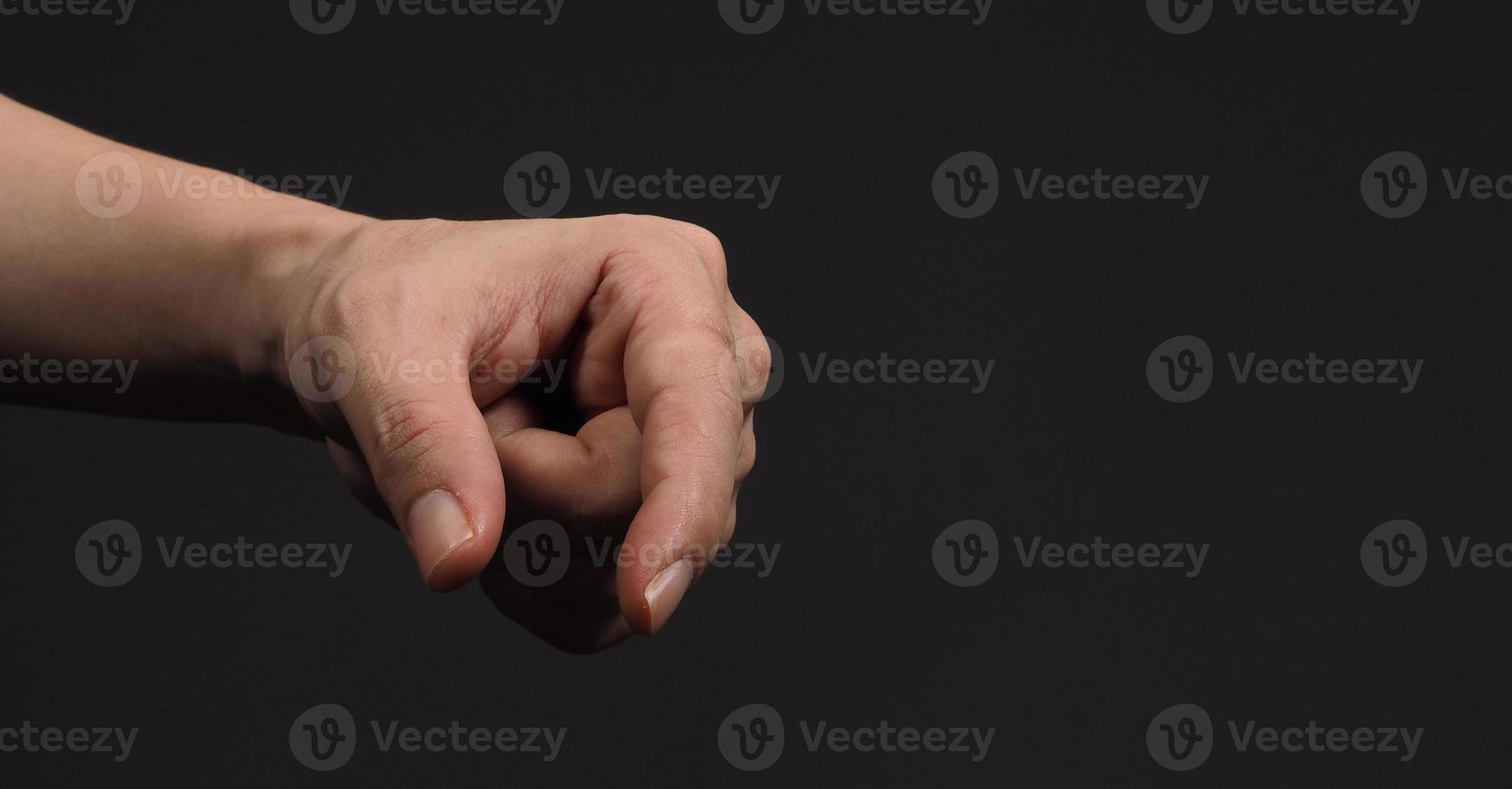 mans hand i en holdinggest isolerad på svart bakgrund foto