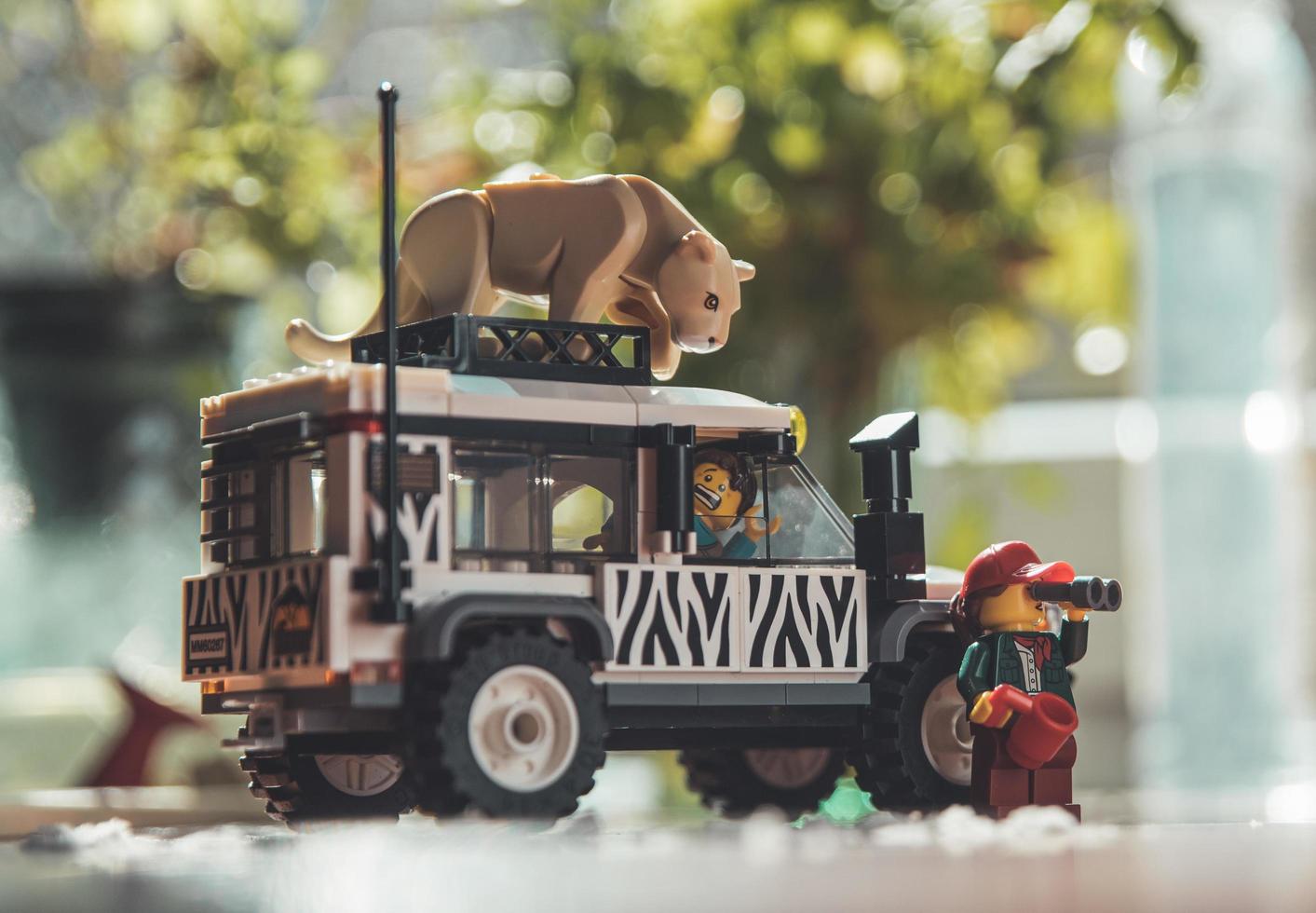 warsaw 2020 - lego minifigurer på safari foto